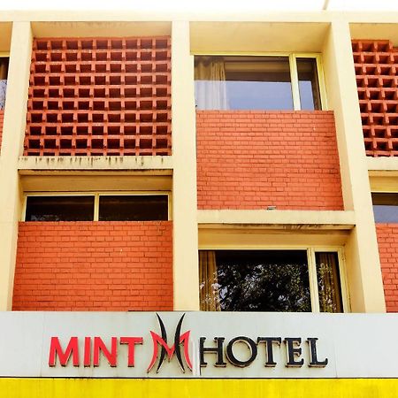 Mint Hotel Chandīgarh Buitenkant foto