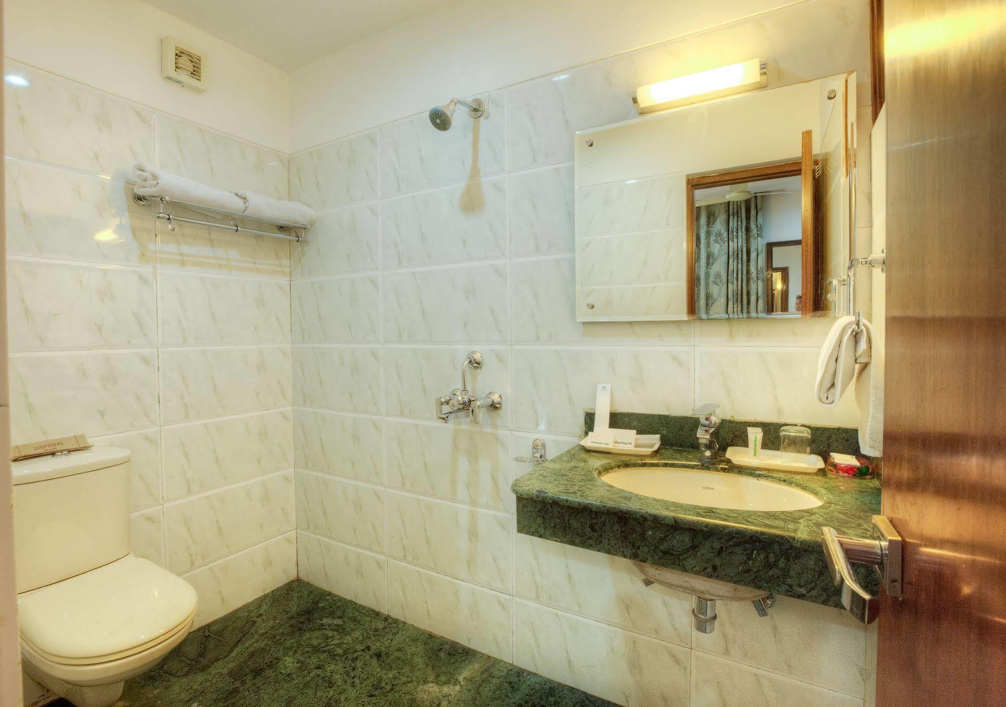Mint Hotel Chandīgarh Buitenkant foto