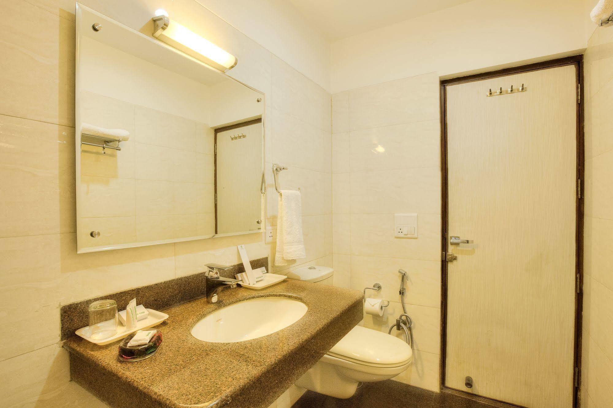 Mint Hotel Chandīgarh Buitenkant foto