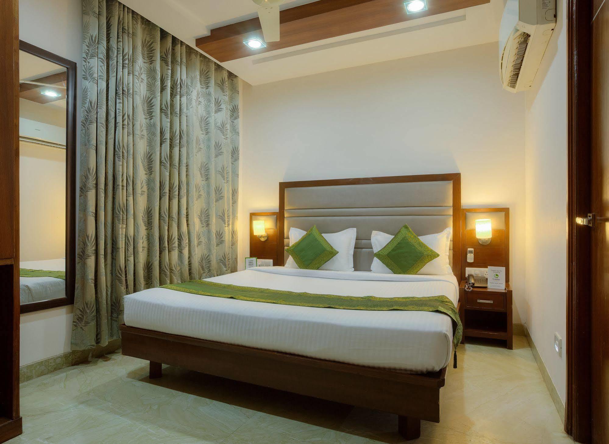 Mint Hotel Chandīgarh Buitenkant foto