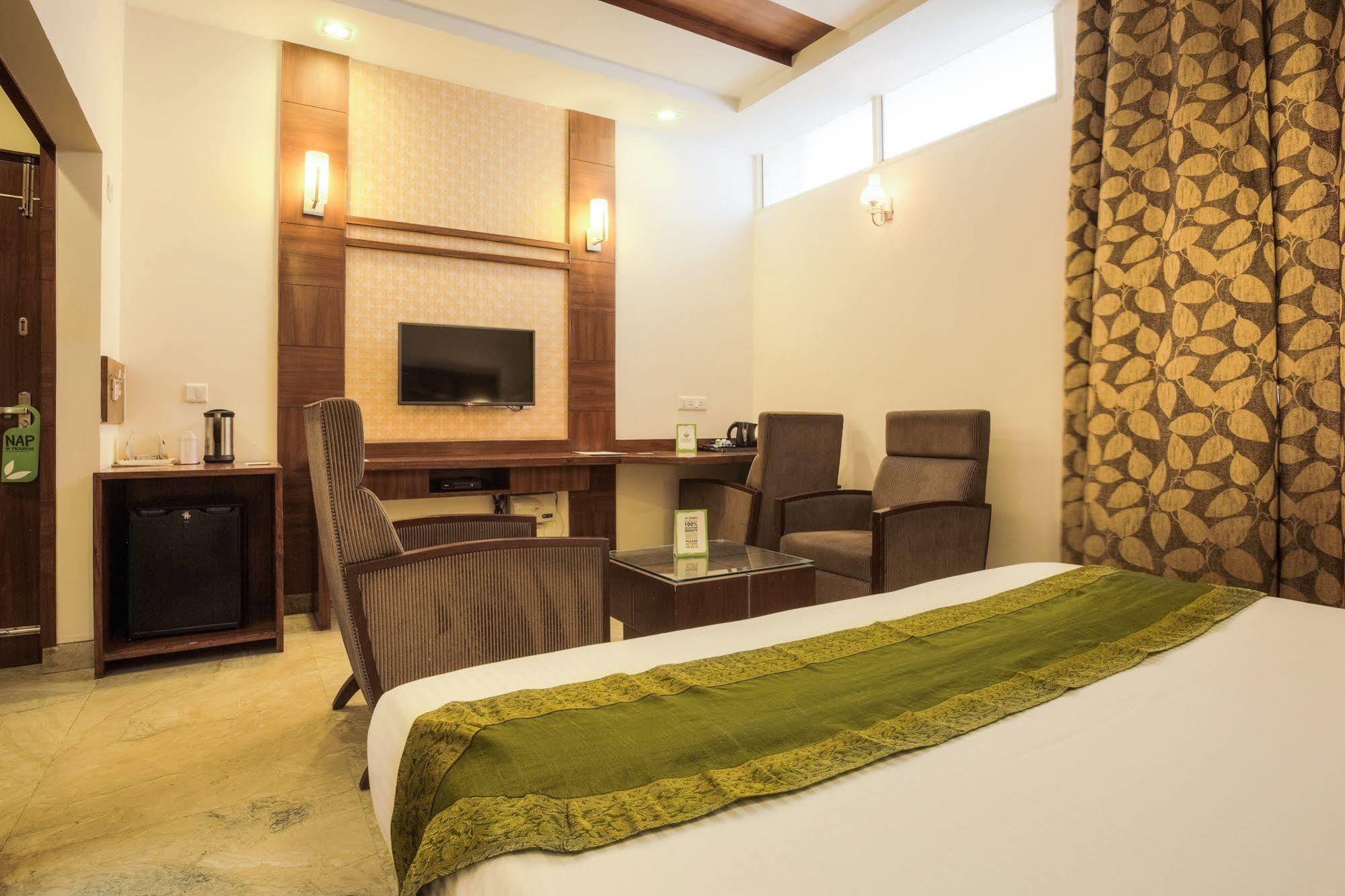 Mint Hotel Chandīgarh Buitenkant foto