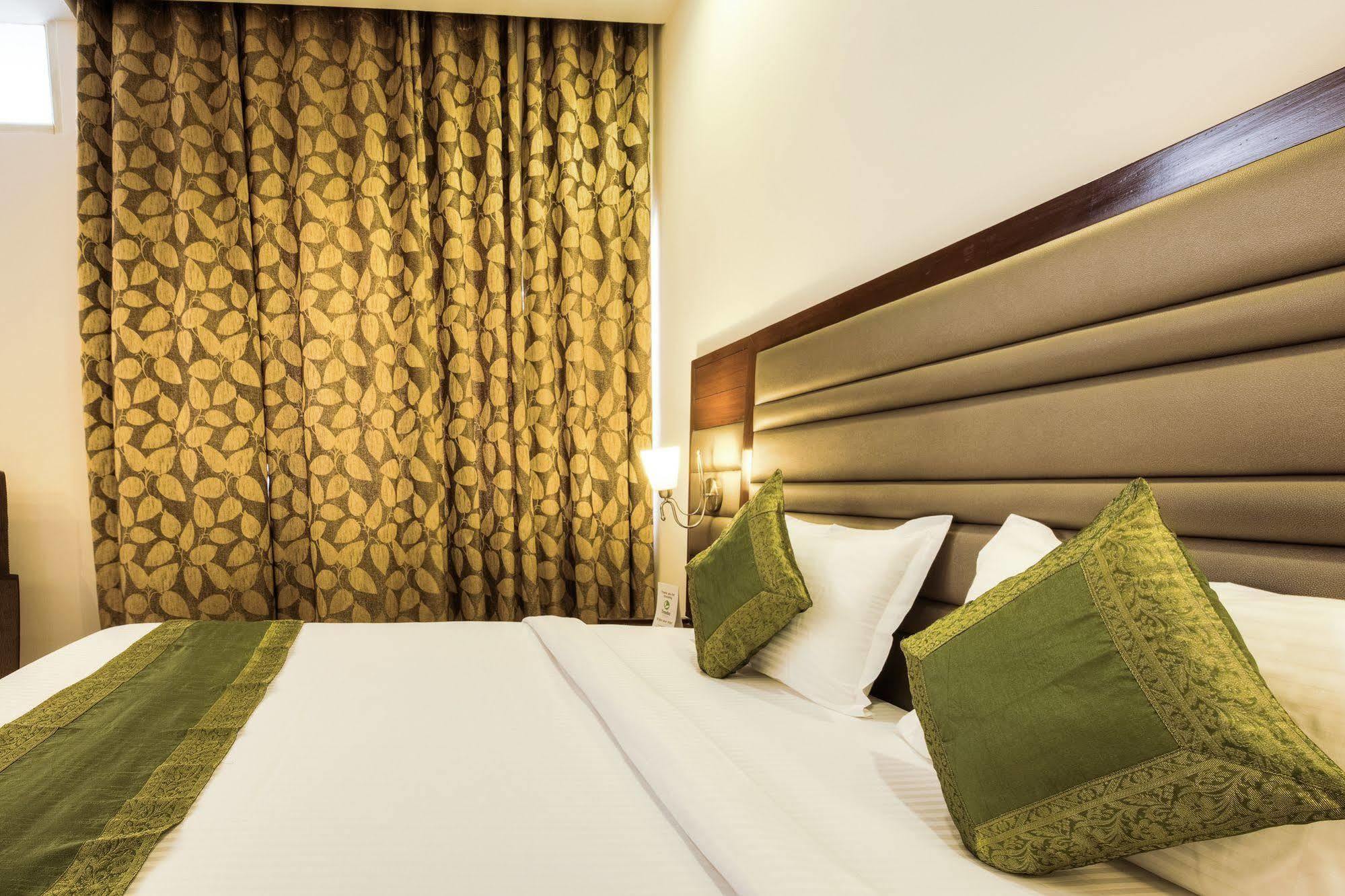 Mint Hotel Chandīgarh Buitenkant foto