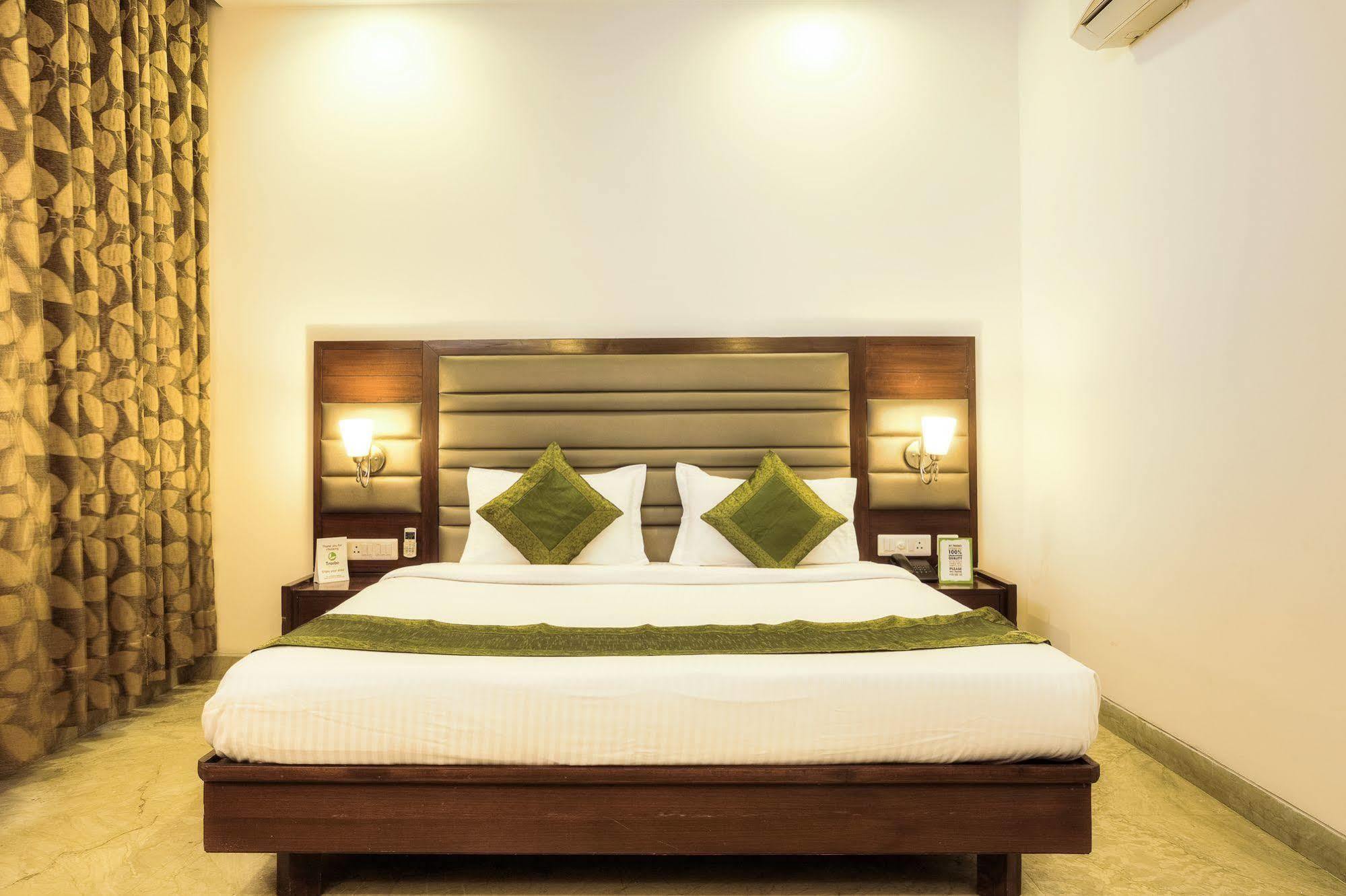 Mint Hotel Chandīgarh Buitenkant foto