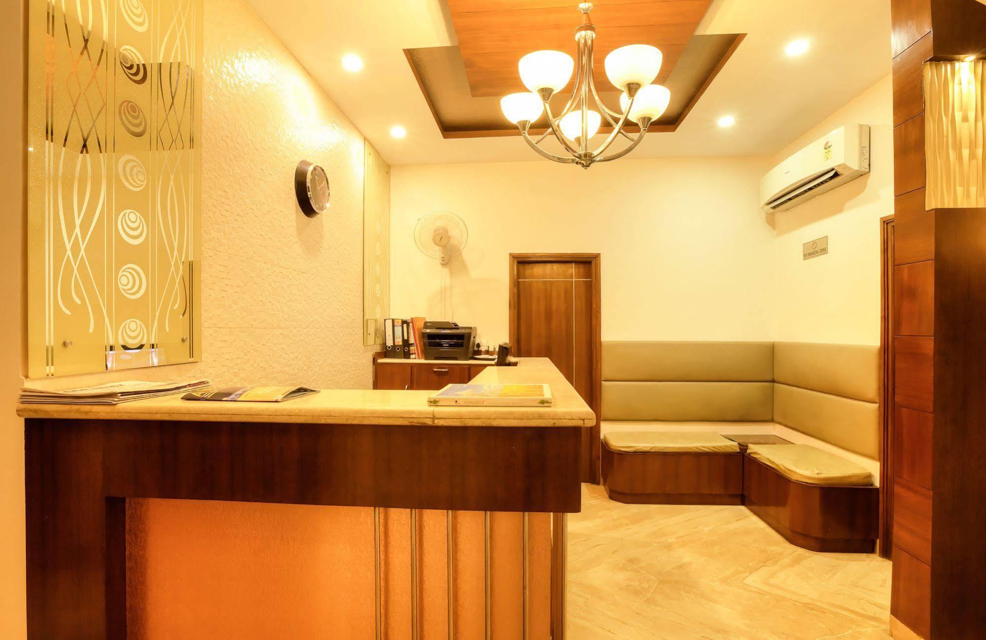 Mint Hotel Chandīgarh Buitenkant foto
