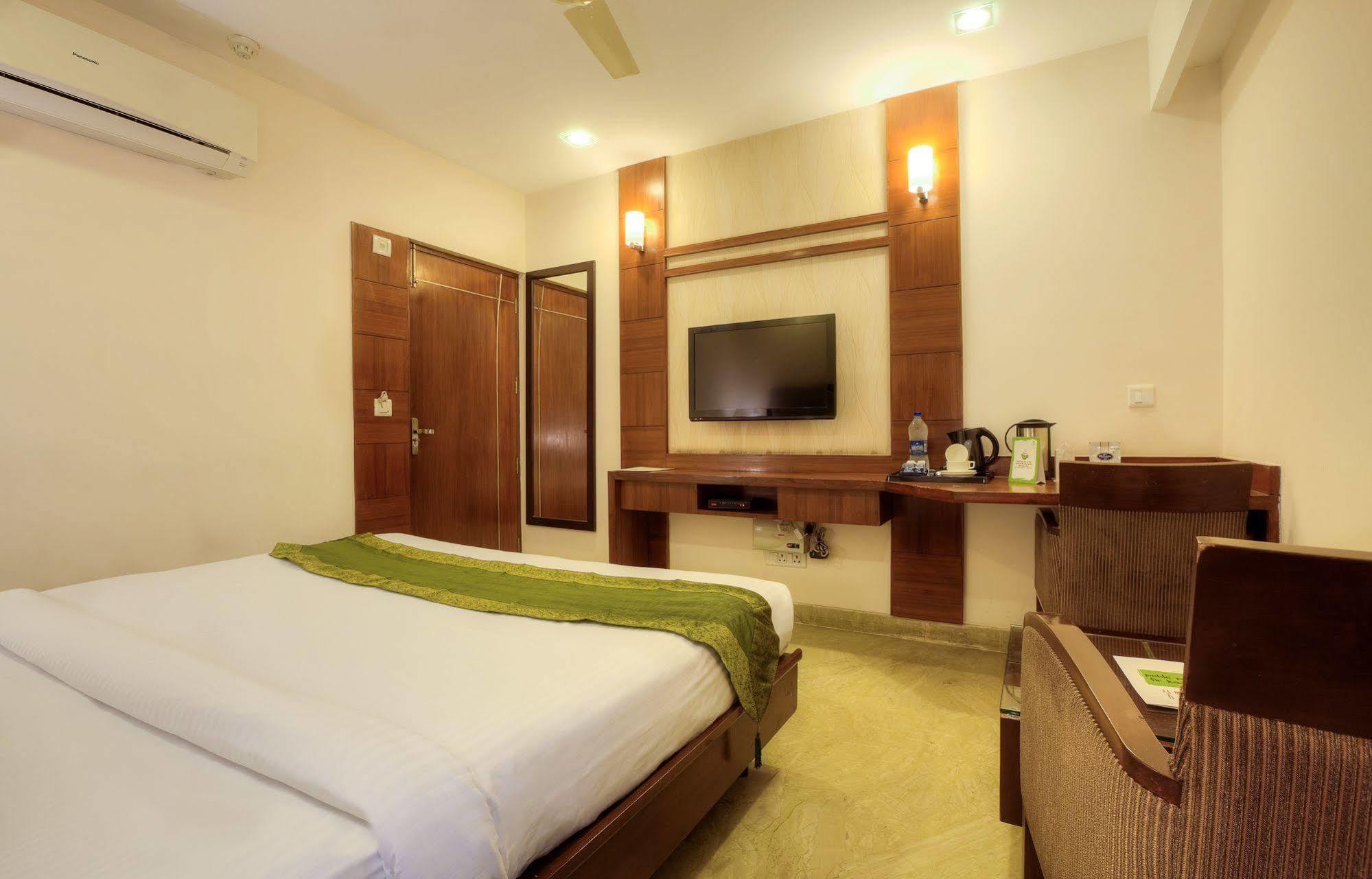 Mint Hotel Chandīgarh Buitenkant foto