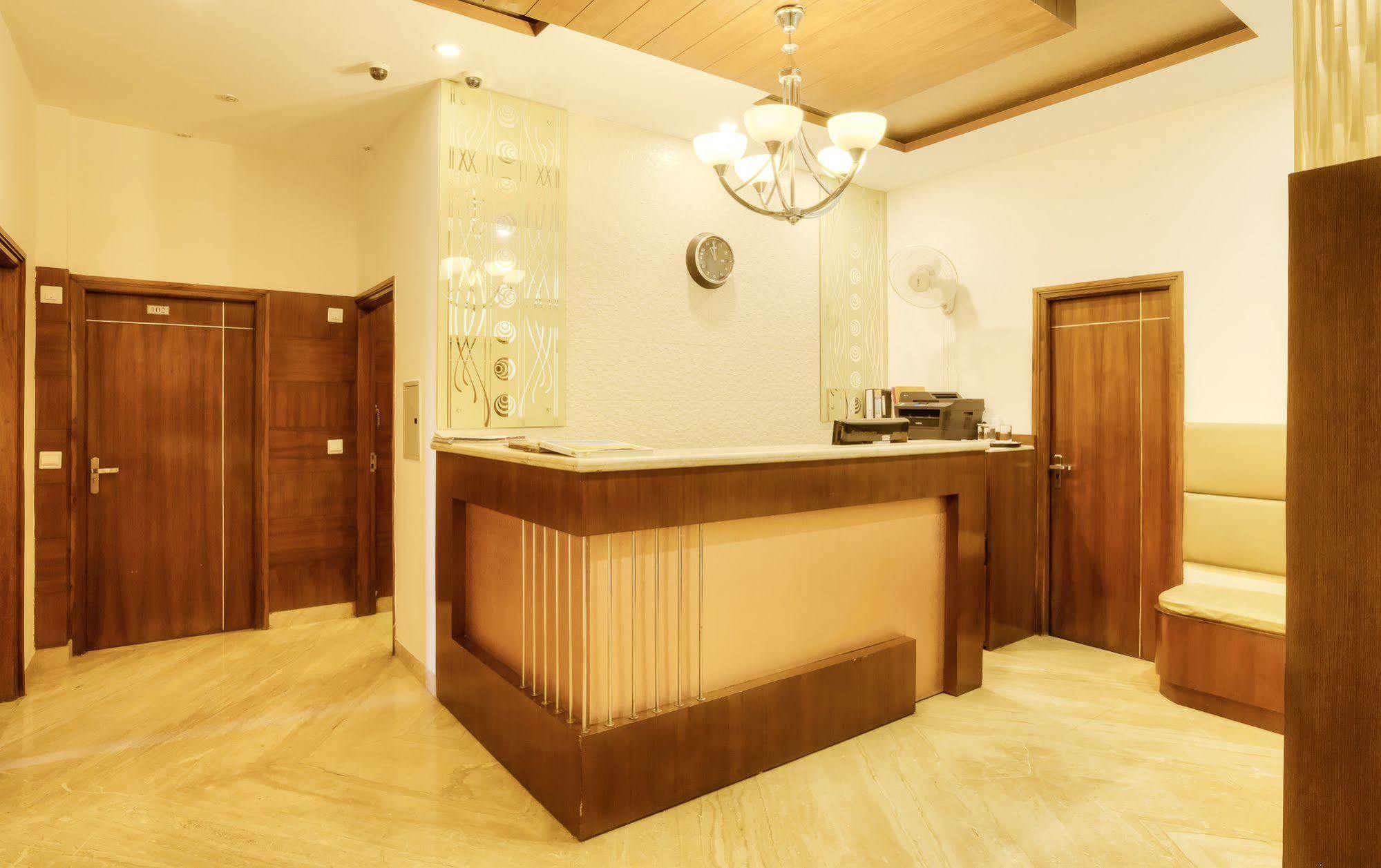 Mint Hotel Chandīgarh Buitenkant foto