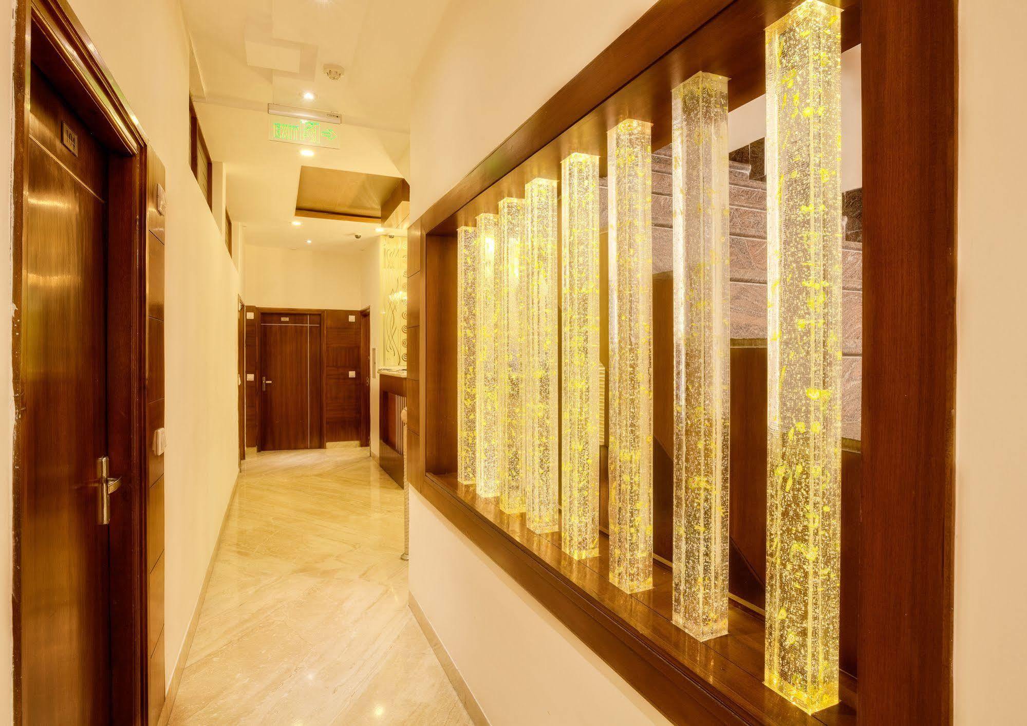 Mint Hotel Chandīgarh Buitenkant foto