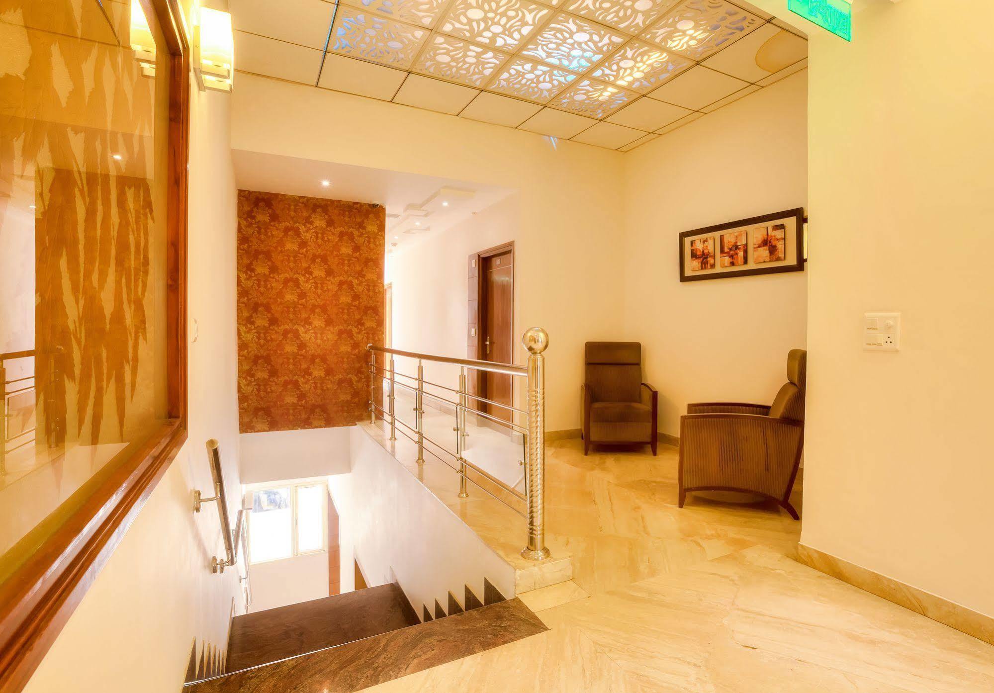 Mint Hotel Chandīgarh Buitenkant foto