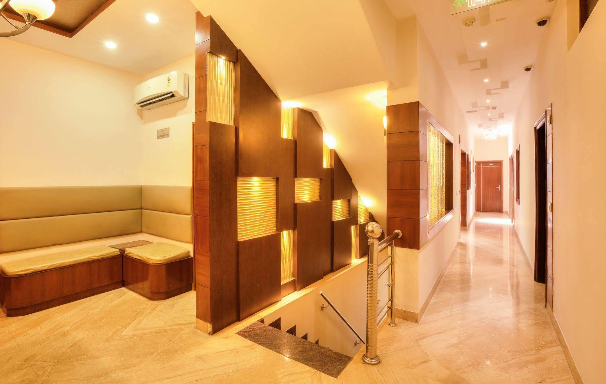 Mint Hotel Chandīgarh Buitenkant foto