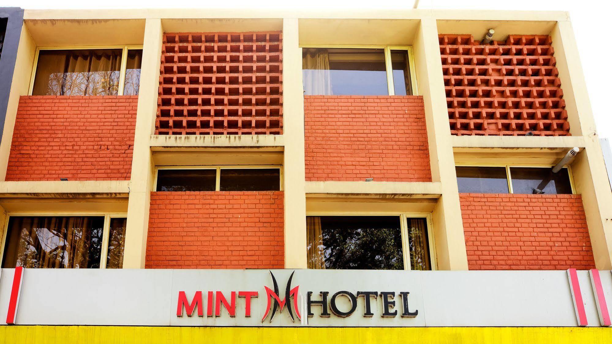 Mint Hotel Chandīgarh Buitenkant foto